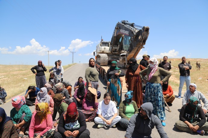Mardin’de GES protestosu: Yurttaşlar kepçelerin önüne oturdu