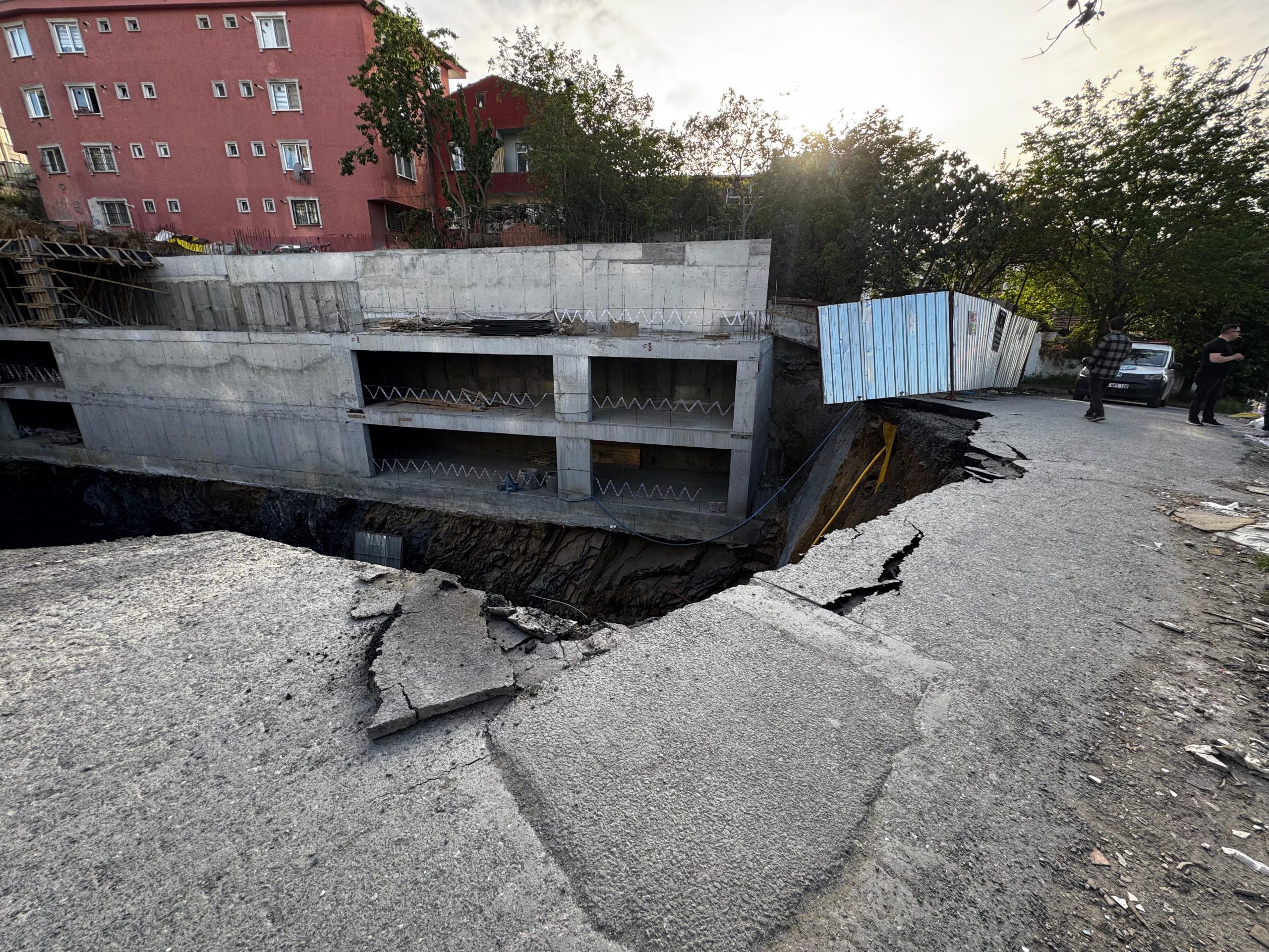 Gaziosmanpaşa’da yol çöktü
