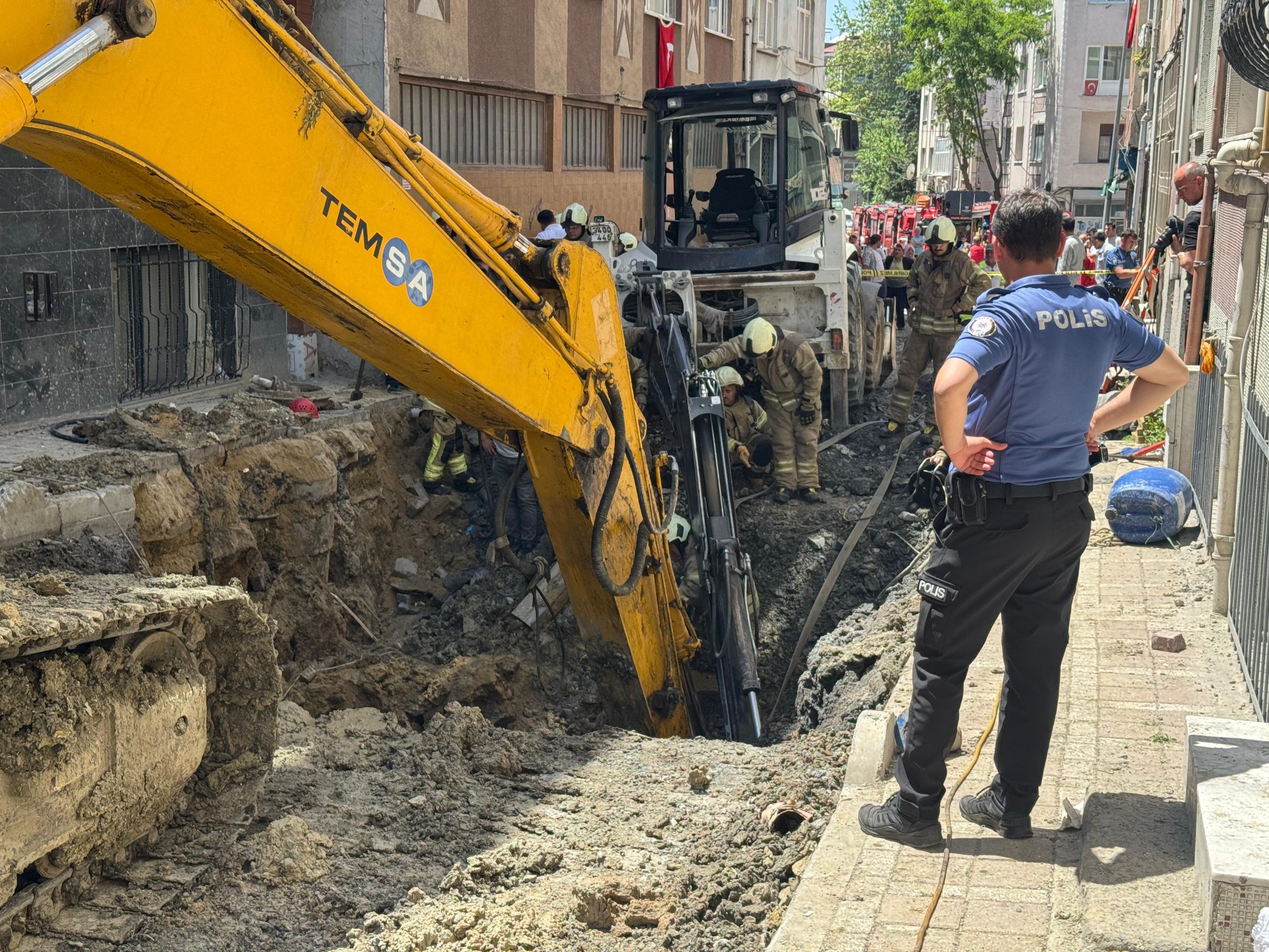 Bayrampaşa’da 1 işçi göçük altında kaldı