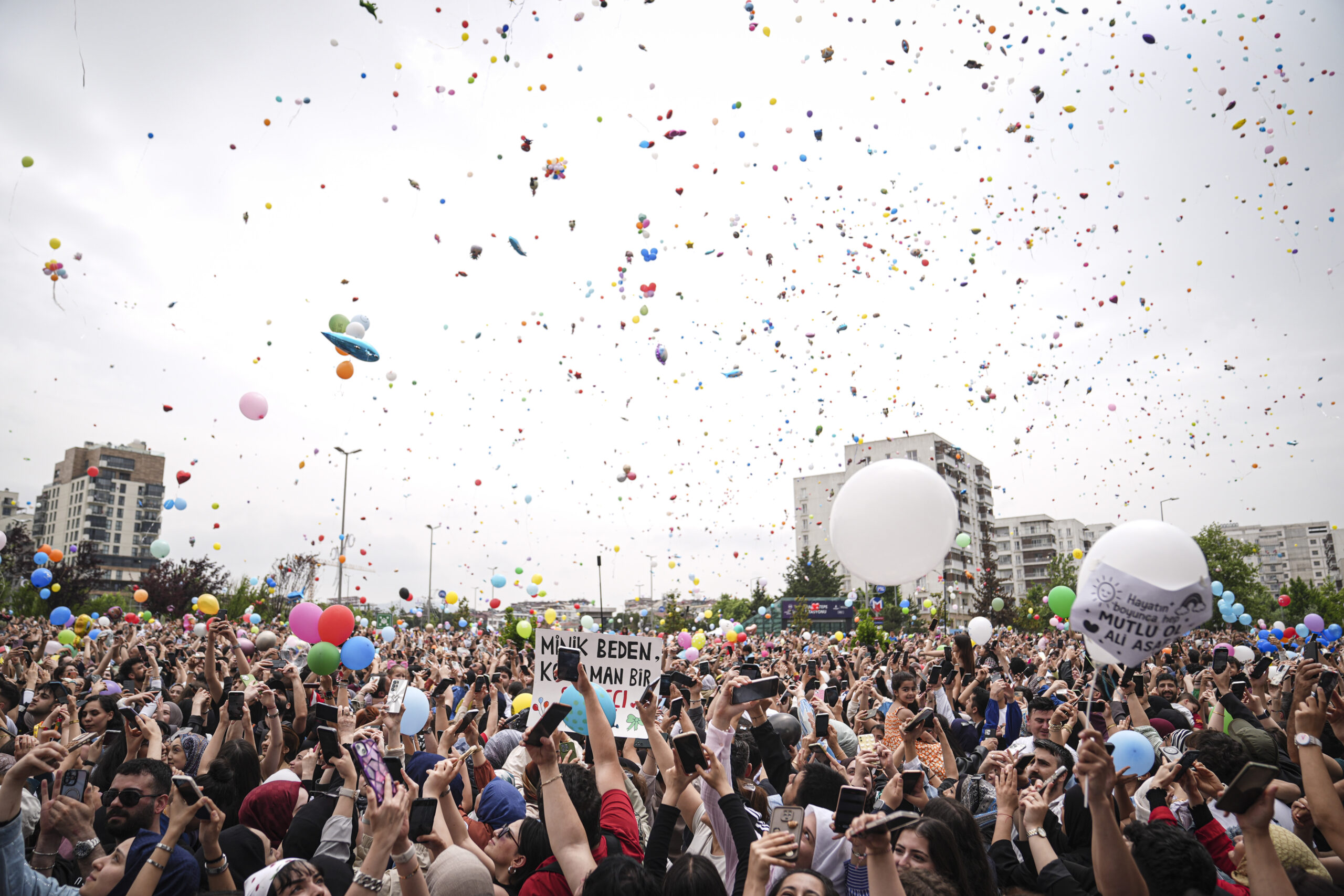 Kanseri yenen çocuk için binlerce kişi balon uçurdu