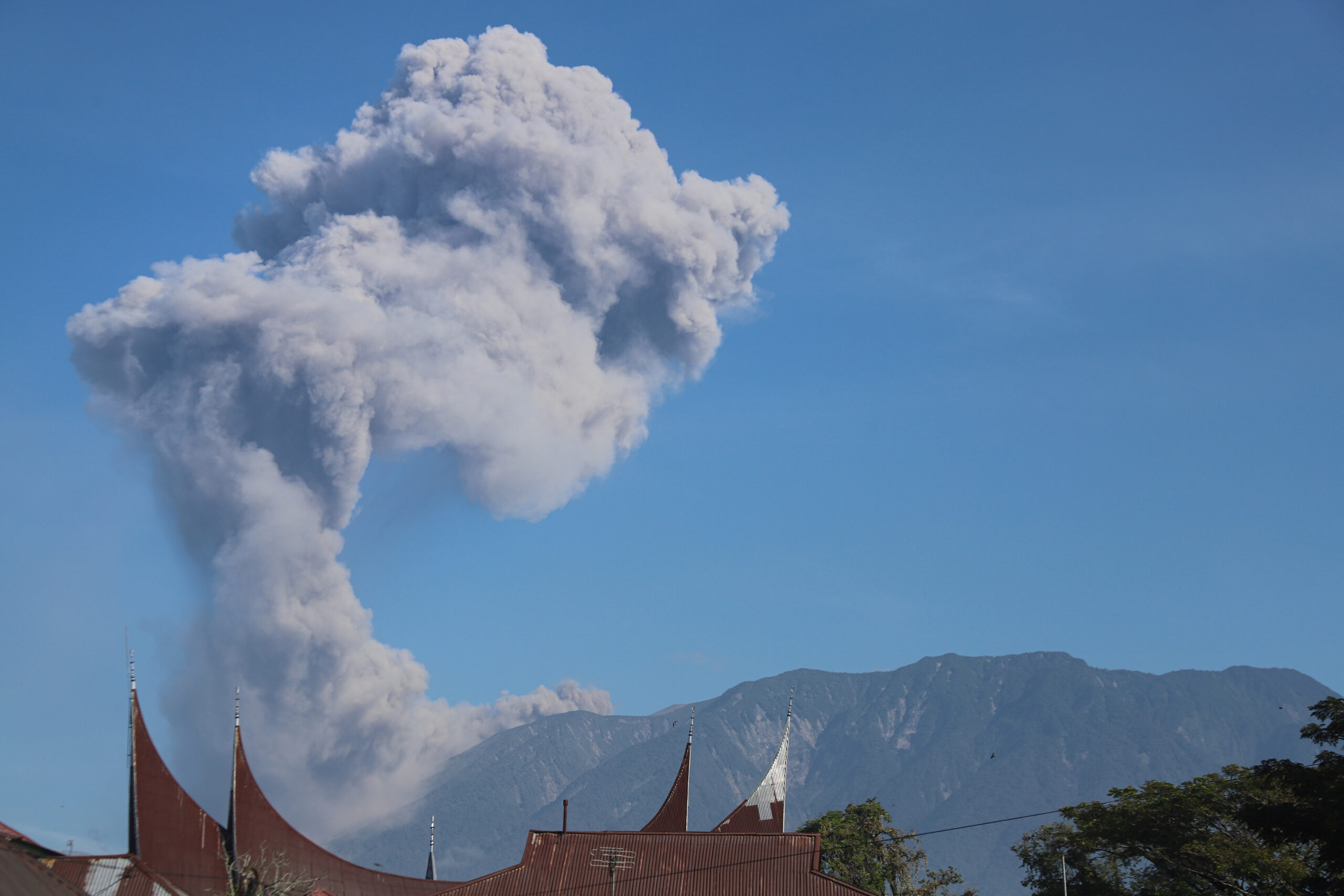 Endonezya’nın Merapi Yanardağı kül püskürttü
