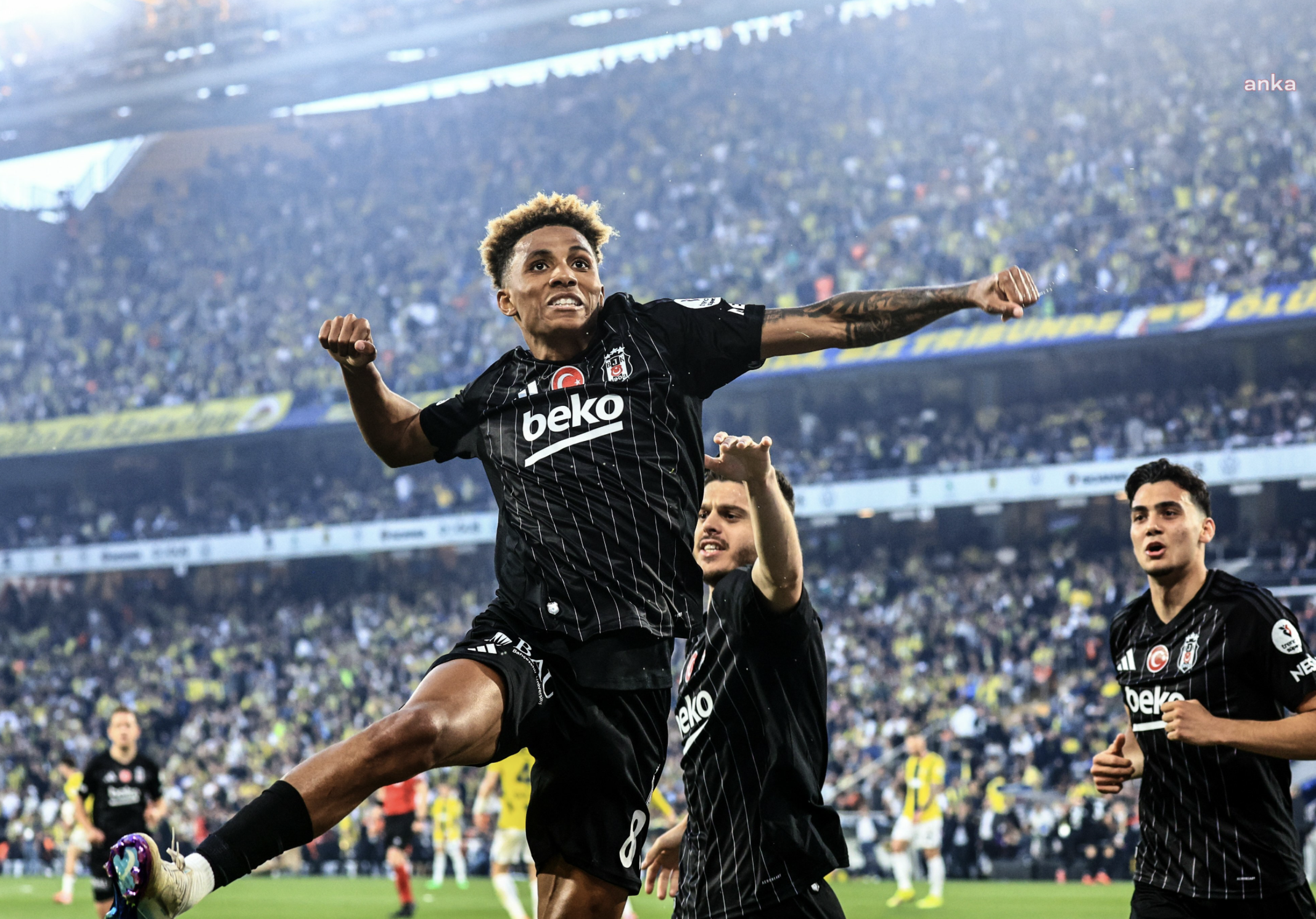 Fenerbahçe, Beşiktaş’a 1-0 yenilerek şampiyonluk yolunda zor duruma düştü
