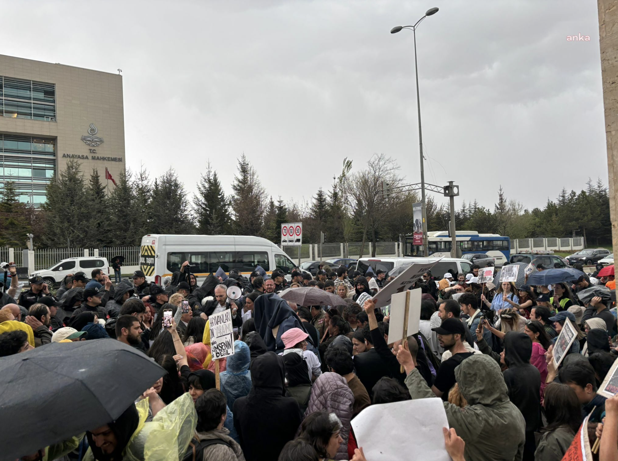 Hayvan hakları savunucularından Anayasa Mahkemesi önünde protesto