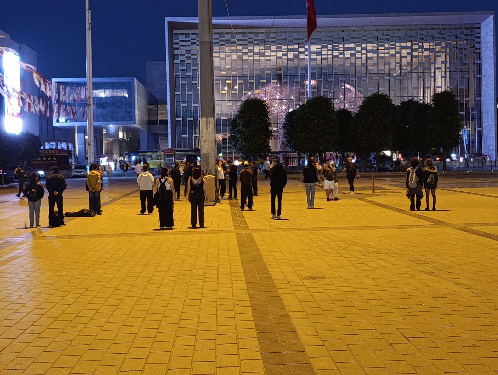 Taksim’de ‘Duran insan’ protestosu: 18 kişi gözaltına alındı