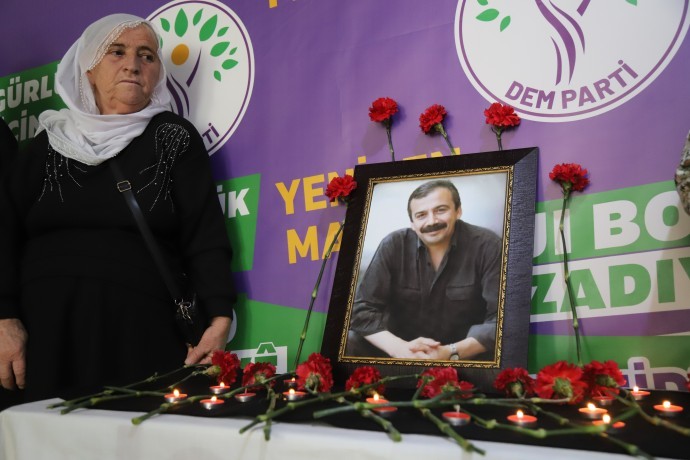 Barış Anneleri’nden Sırrı Süreyya Önder için duygusal veda: ‘Barış geldiğinde mezarına geleceğiz’