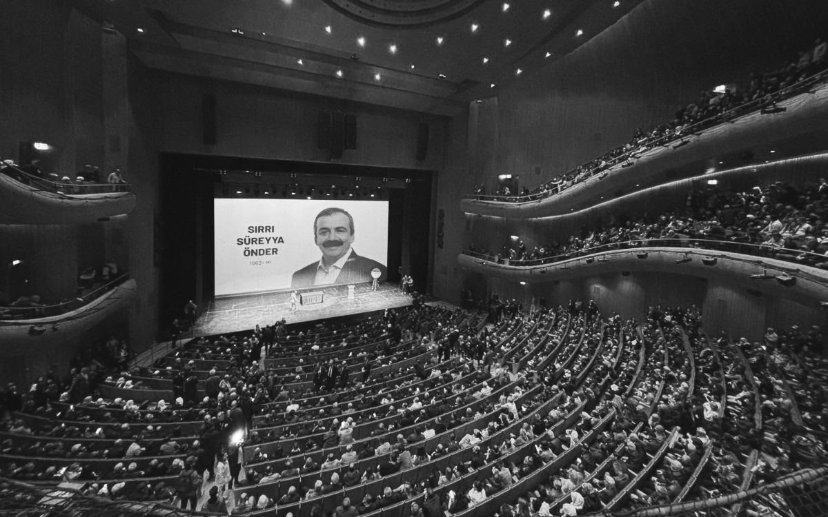 AKM’de anma töreni: Sırrı Süreyya Önder’e beyaz tülbentli uğurlama