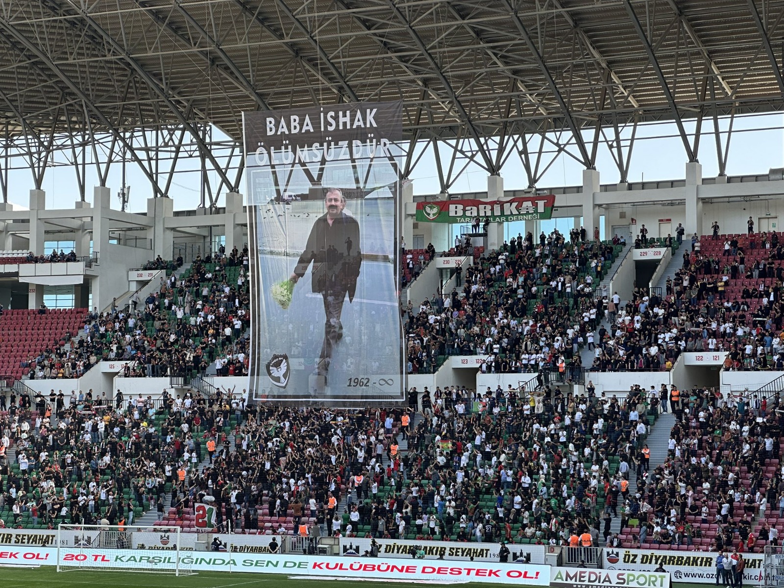 Amedspor’dan Sırrı Süreyya Önder’e saygı duruşu: Düdük çaldı, bir dakika oynamadılar