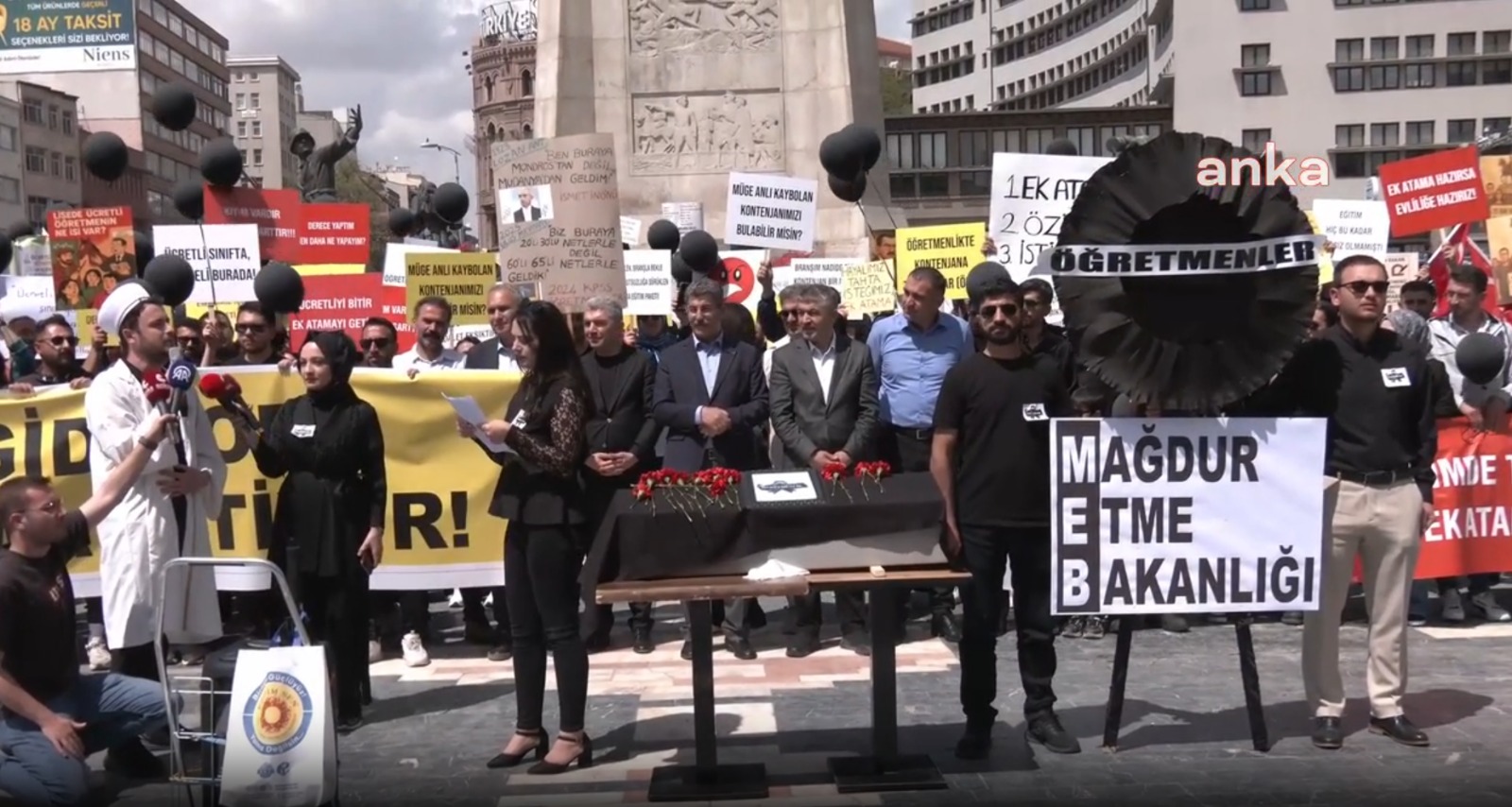 Ek atama isteyen öğretmenlerden Ankara’da tabutlu protesto