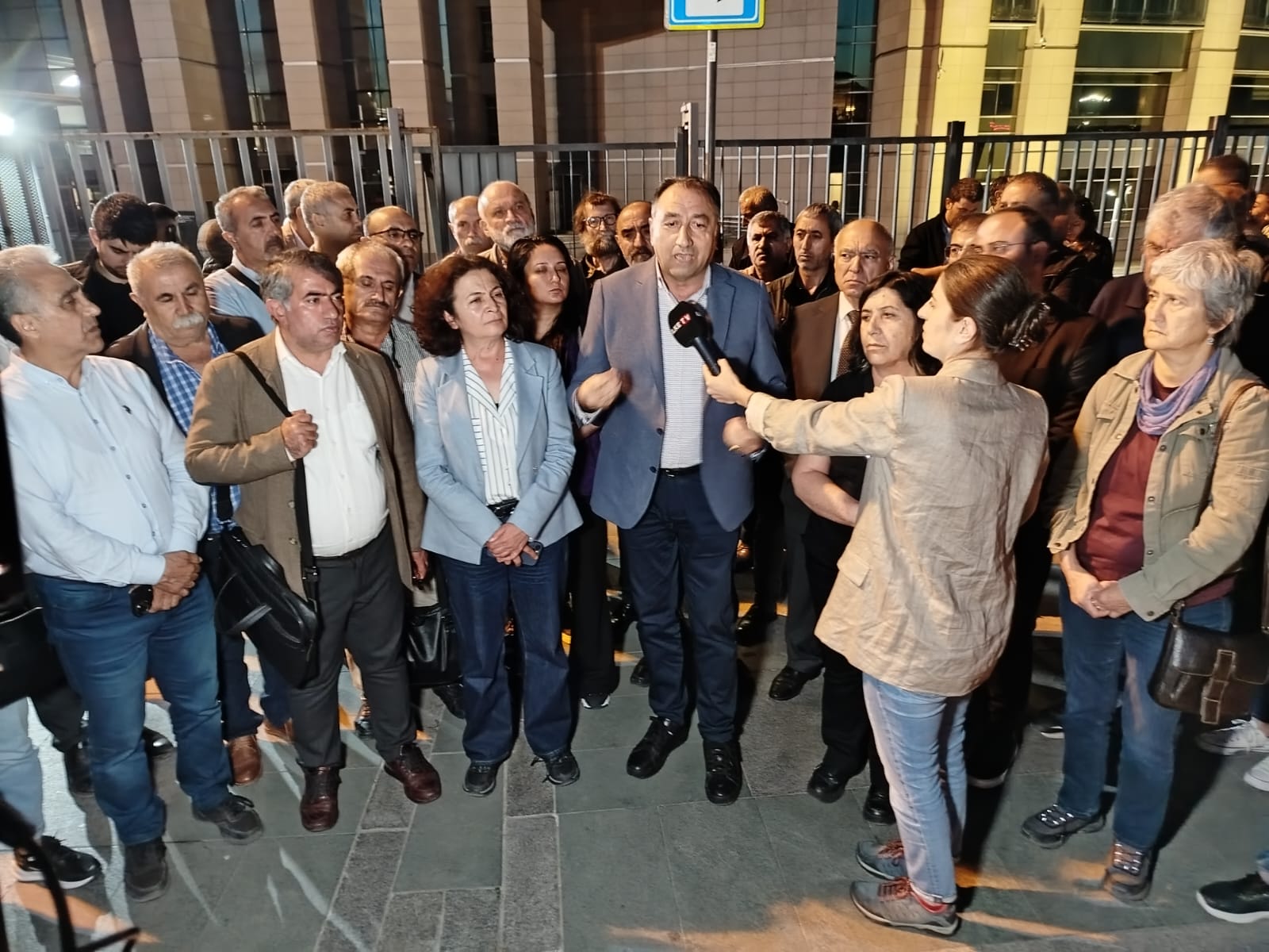 Kent uzlaşısı davasında çıkan ara karara Adliye önünde tepki