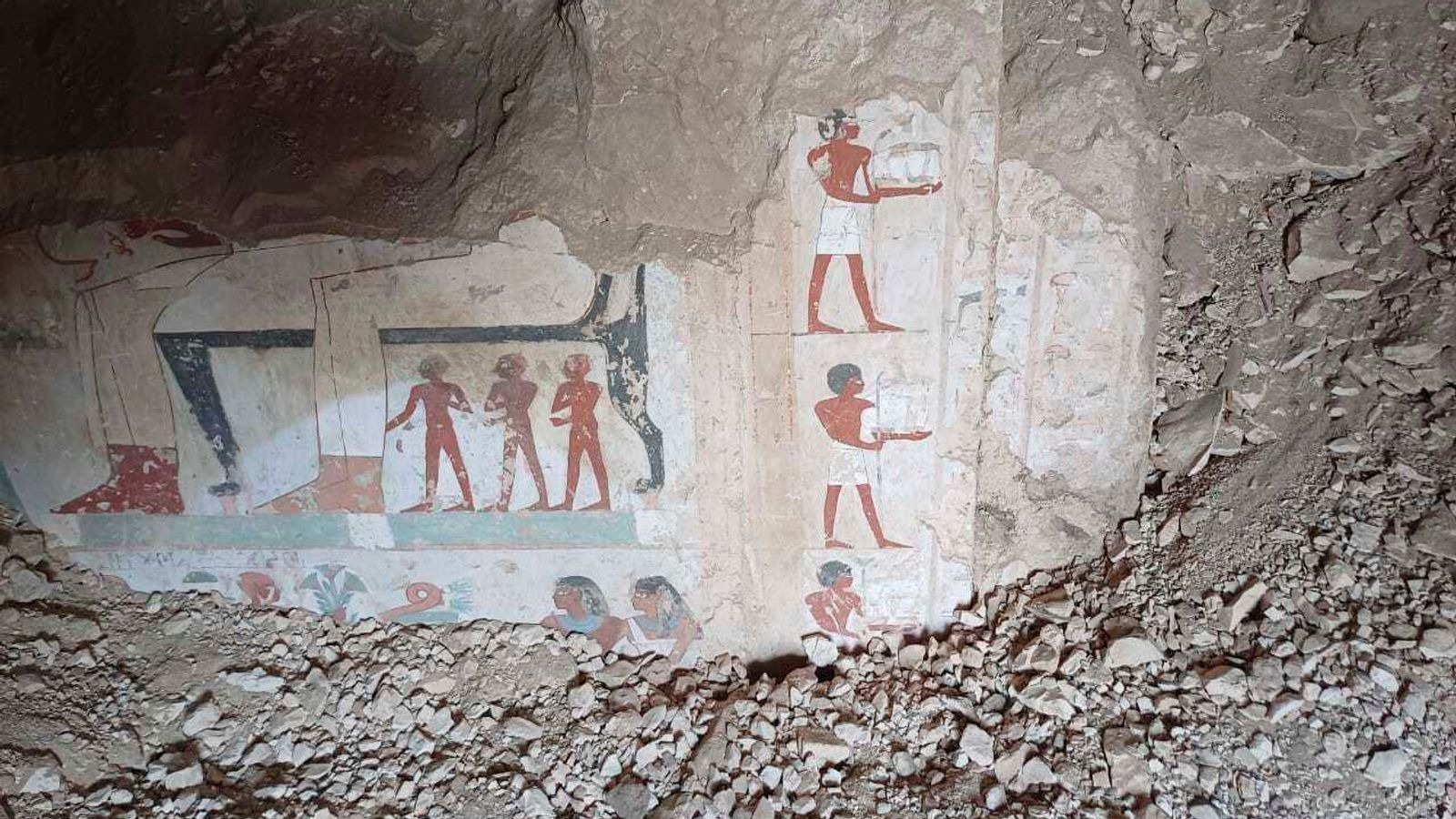 Arkeologlar Mısır’da 3 bin 500 yıldan daha eskiye dayanan üç antik mezar keşfetti