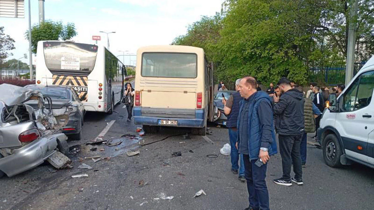 Ankara’da işçileri taşıyan minibüs zincirleme kazaya neden oldu: 14 yaralı