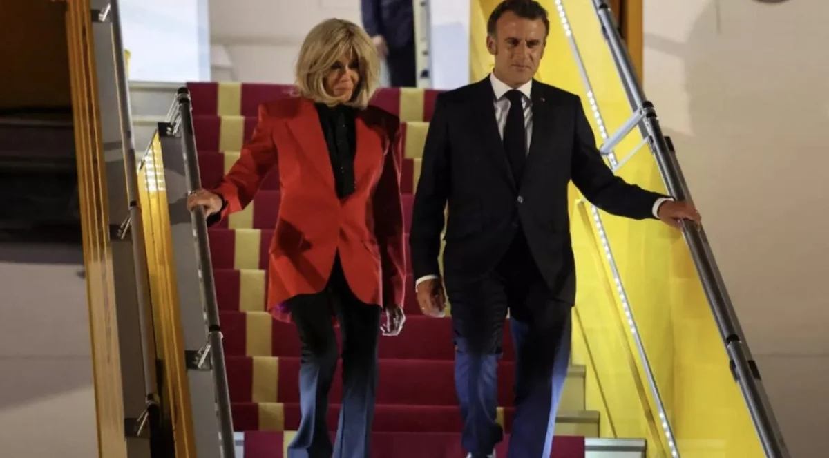 Eşi Macron’u kameralar önünde tokatladı