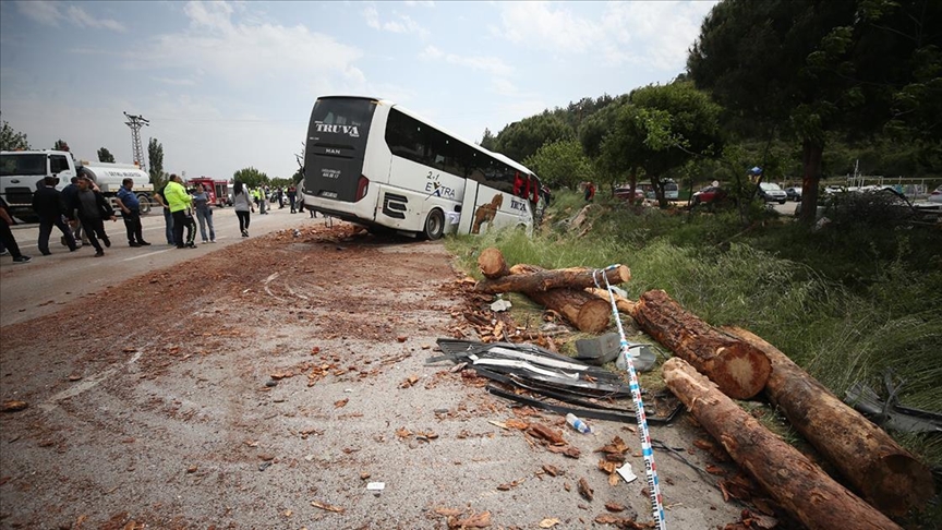 Çanakkale’de feci kaza: 8 kişi hayatını kaybetti, çok sayıda yaralı var
