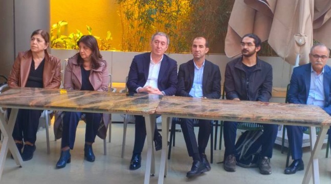 DEM Parti heyeti, Sırrı Süreyya Önder’in ailesiyle birlikte Şişli Nazım Hikmet Kültür Merkezi’nde taziyeleri kabul ediyor