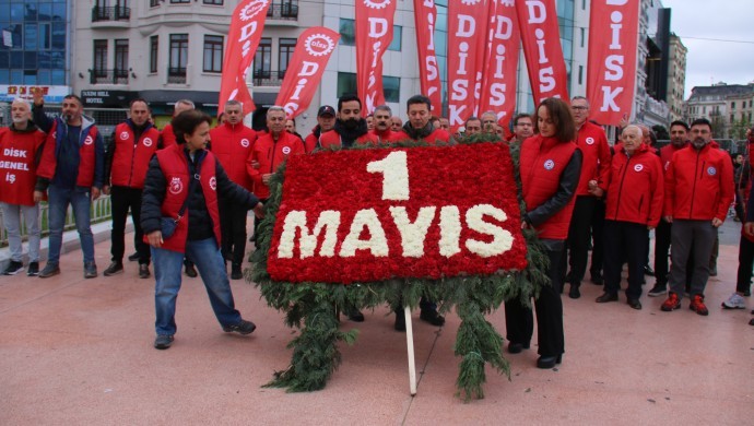 1 Mayıs: DİSK abluka altındaki Taksim Meydanı’na çelenk bıraktı
