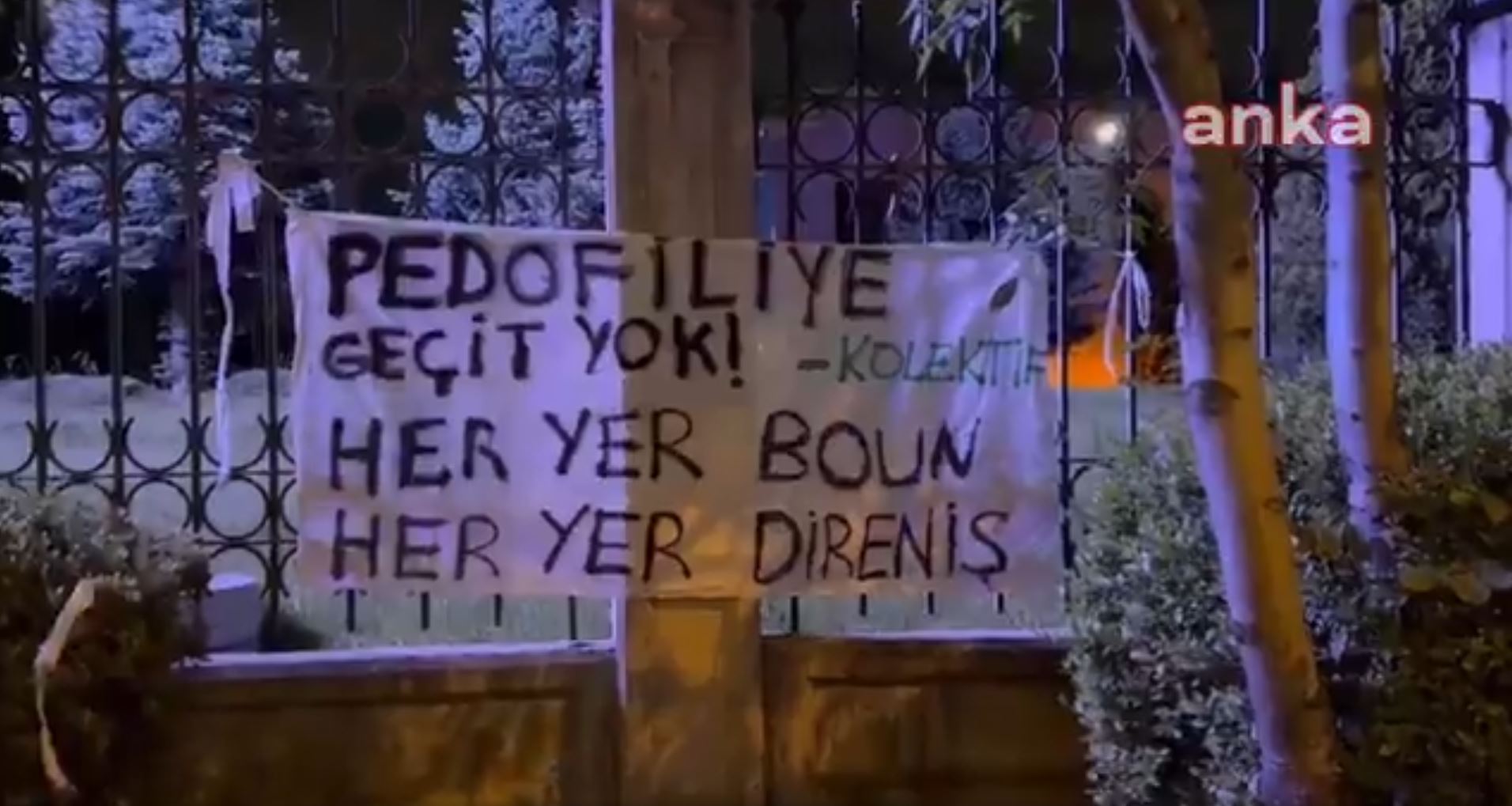 Öğrencilerden Diyanet’e pankartlı protesto