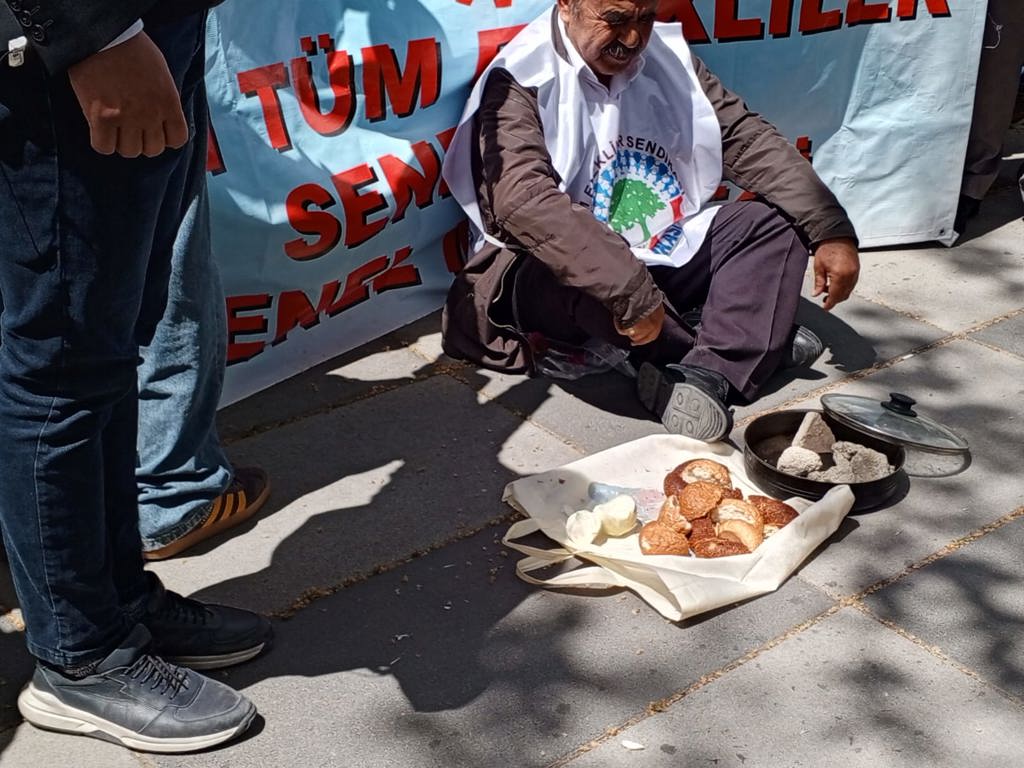 Emeklilerden TÜİK önünde protesto: Demokrasi yoksa iş, aş ve özgürlük de yoktur