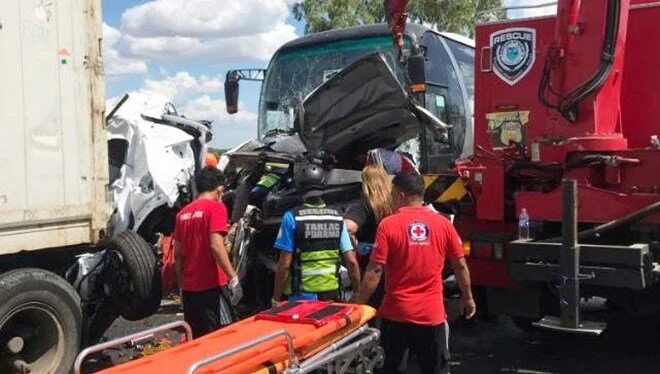 Filipinler’de trafik kazası: 12 kişi hayatını kaybetti