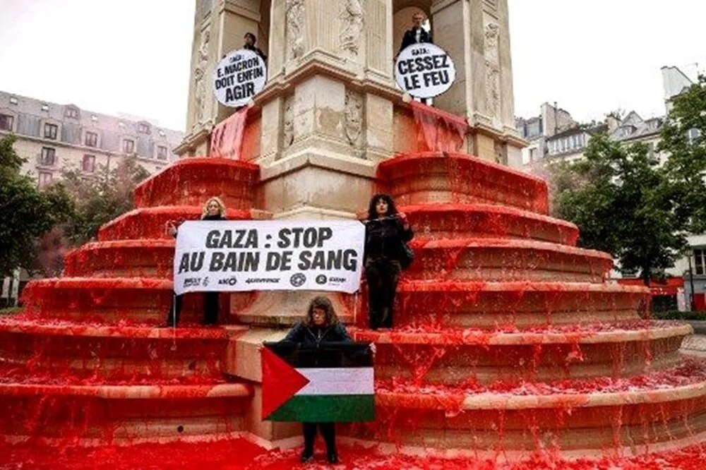 Paris’te Gazze protestosu: Masumlar Çeşmesi’ne kırmızı boya döküldü
