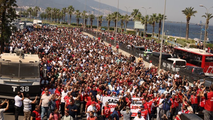 İzmir’de grevin 2. gününde binlerce işçi yürüdü: ‘Sadaka değil toplu sözleşme’