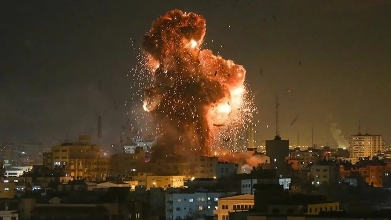 İsrail, Suriye’yi gece boyunca bombaladı: En az 75 ölü