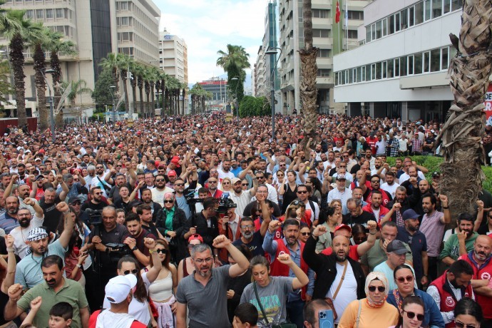 İzmir’de binlerce işçi grevde
