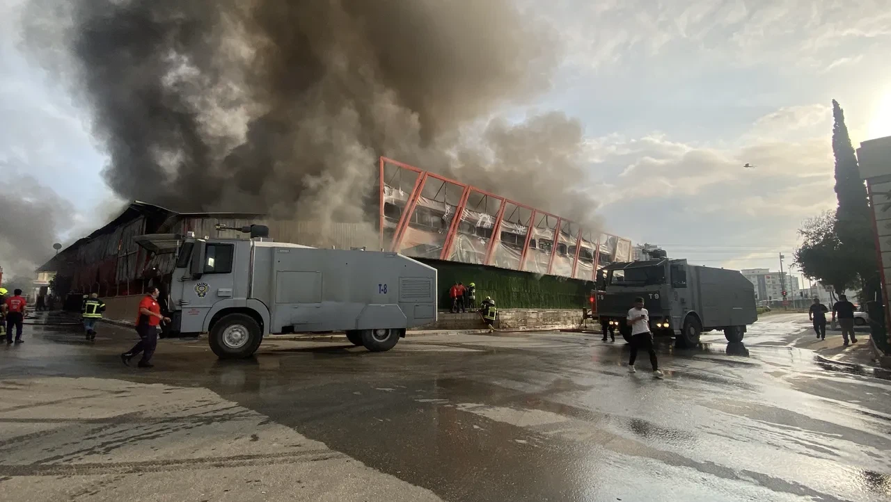 Mersin’de fabrikada yangın: Yol ulaşıma kapatıldı