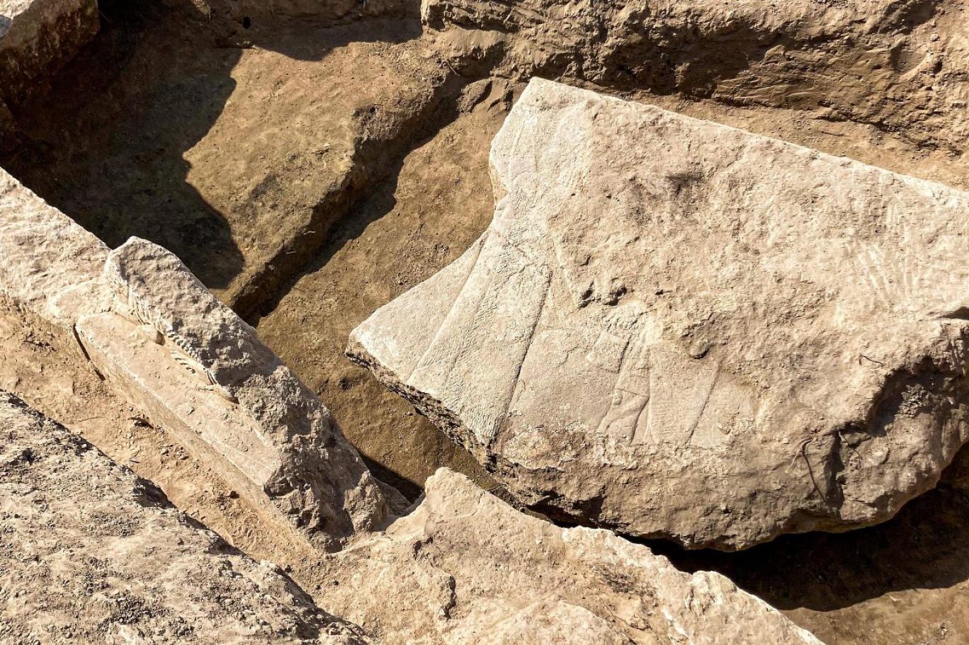 Musul’da nadir rastlanan Asur taş levhası bulundu