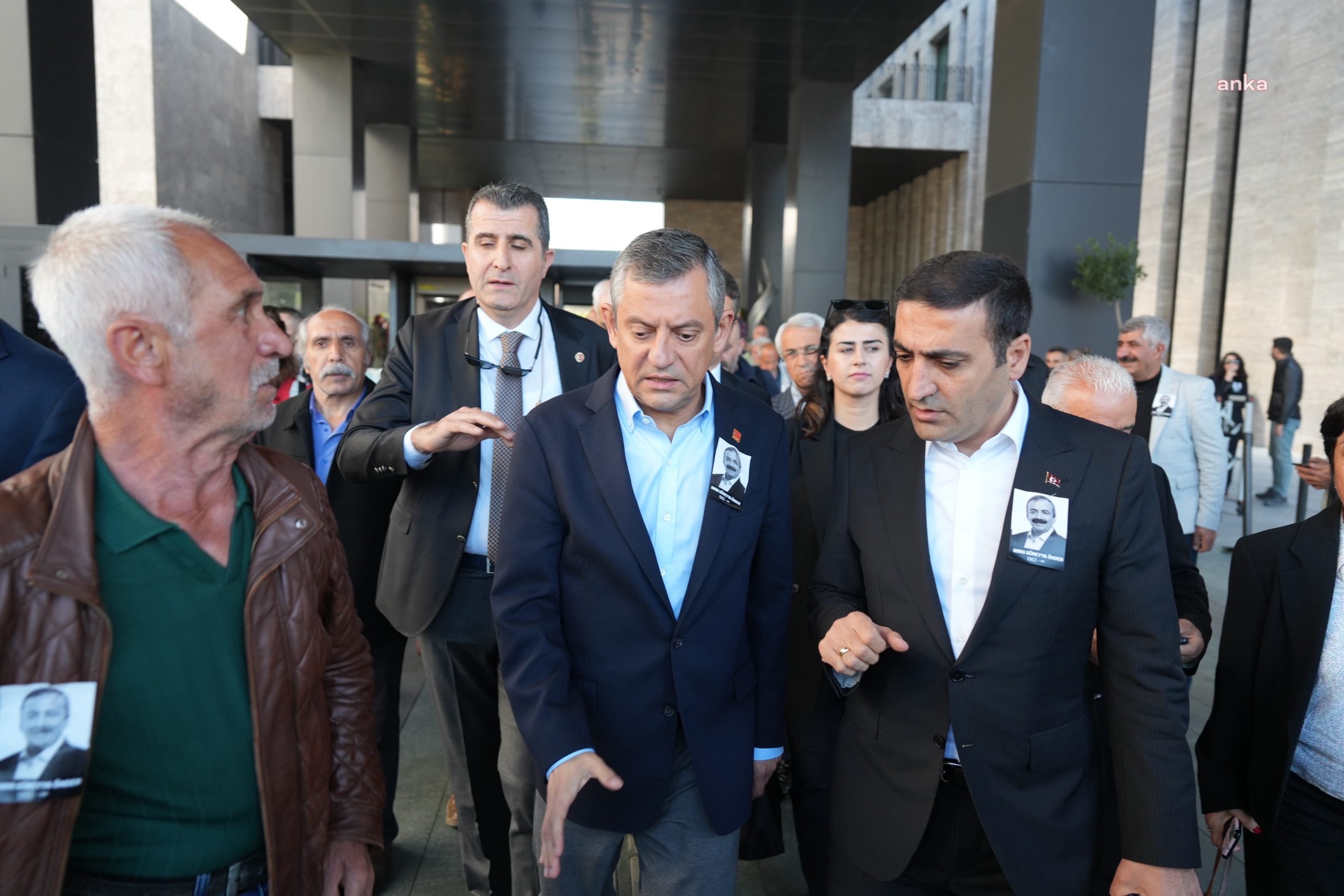 Özgür Özel’e saldırı: Özel’in avukatı saldırganın banka hesabındaki 380 bin liranın kaynağının araştırılmasını istedi