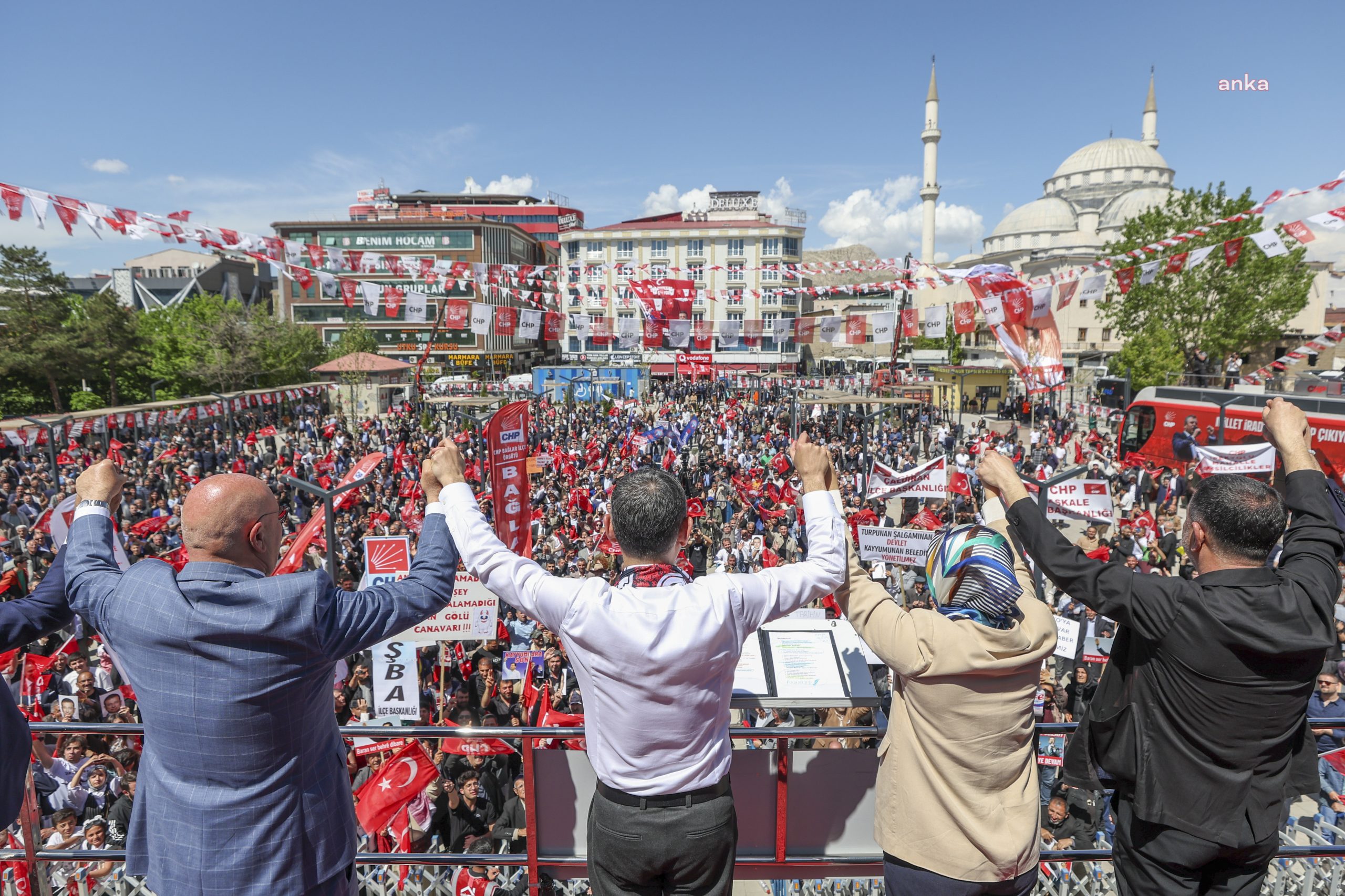 CHP’nin Van mitinginde Özgür Özel: Türkiye’deki gelişmeler halkın iradesiyle mümkün oldu