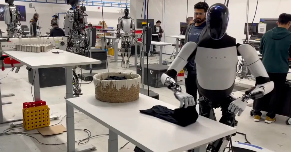 Tesla’nın robotu ütü yapıyor, yerleri süpürüyor ve yemeği karıştırıyor
