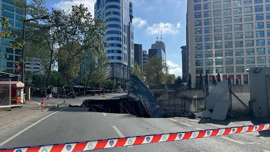 Sarıyer’de yol çöktü: Eski Büyükdere Caddesi trafiğe kapatıldı