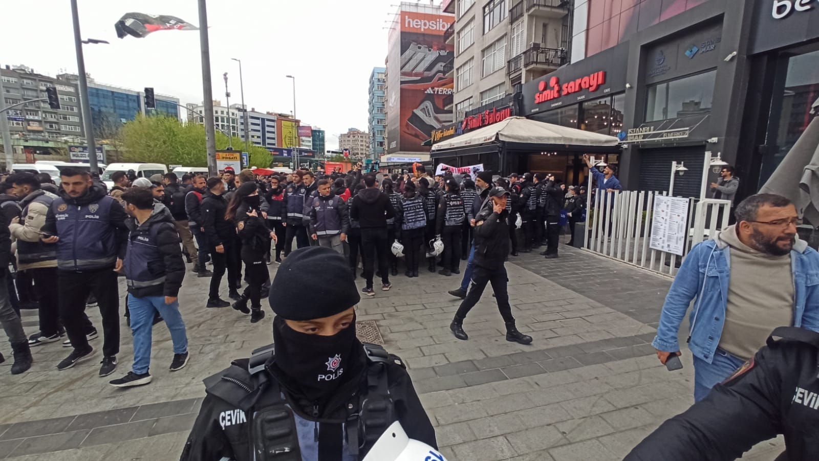 Taksim’e yürümek isteyenlere Mecidiyeköy’de müdahale: Çok sayıda gözaltı