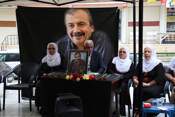 Birçok kentte Sırrı Süreyya Önder için kurulan taziyeye yoğun katılım