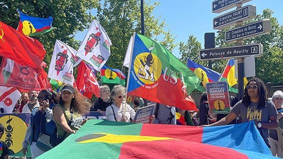 Yeni Kaledonyalı bağımsızlık yanlılarının serbest bırakılması için Paris’te yürüyüş
