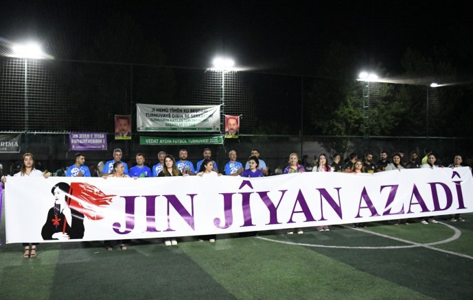 Futbol sahasında Jin, Jiyan, Azadî sloganı: Erkek şiddeti protesto edildi