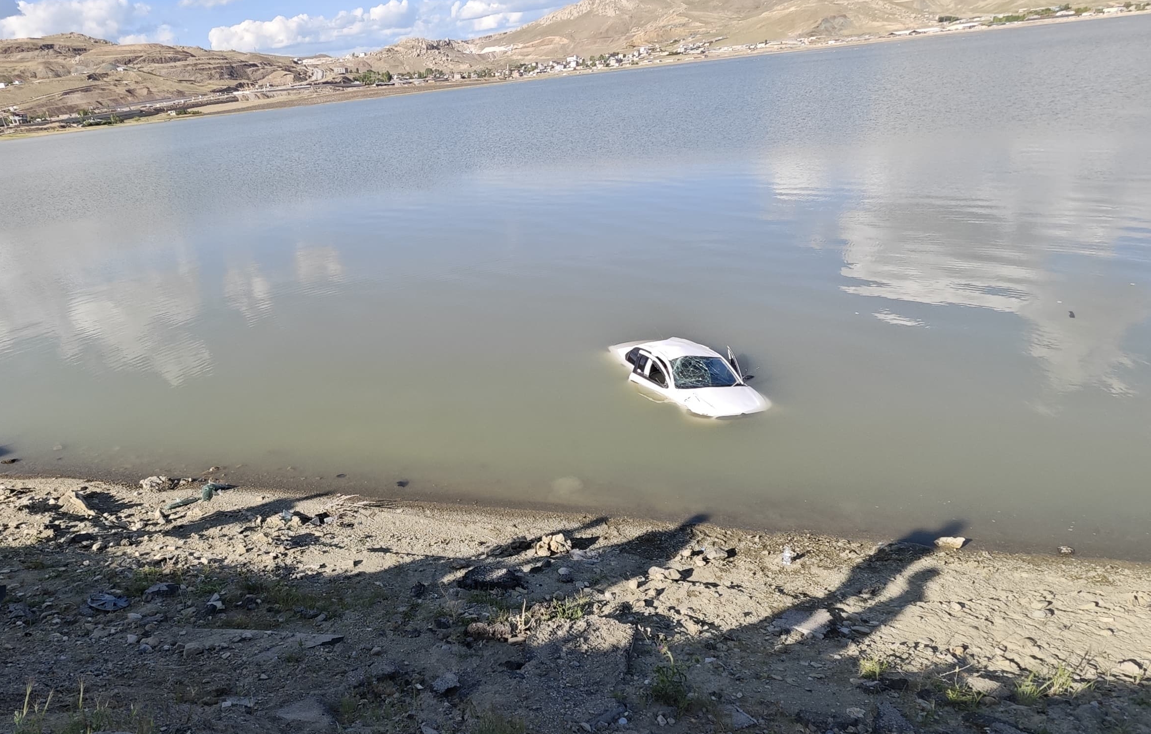 Van’da göle devrilen otomobildeki 2 kişi yaralandı