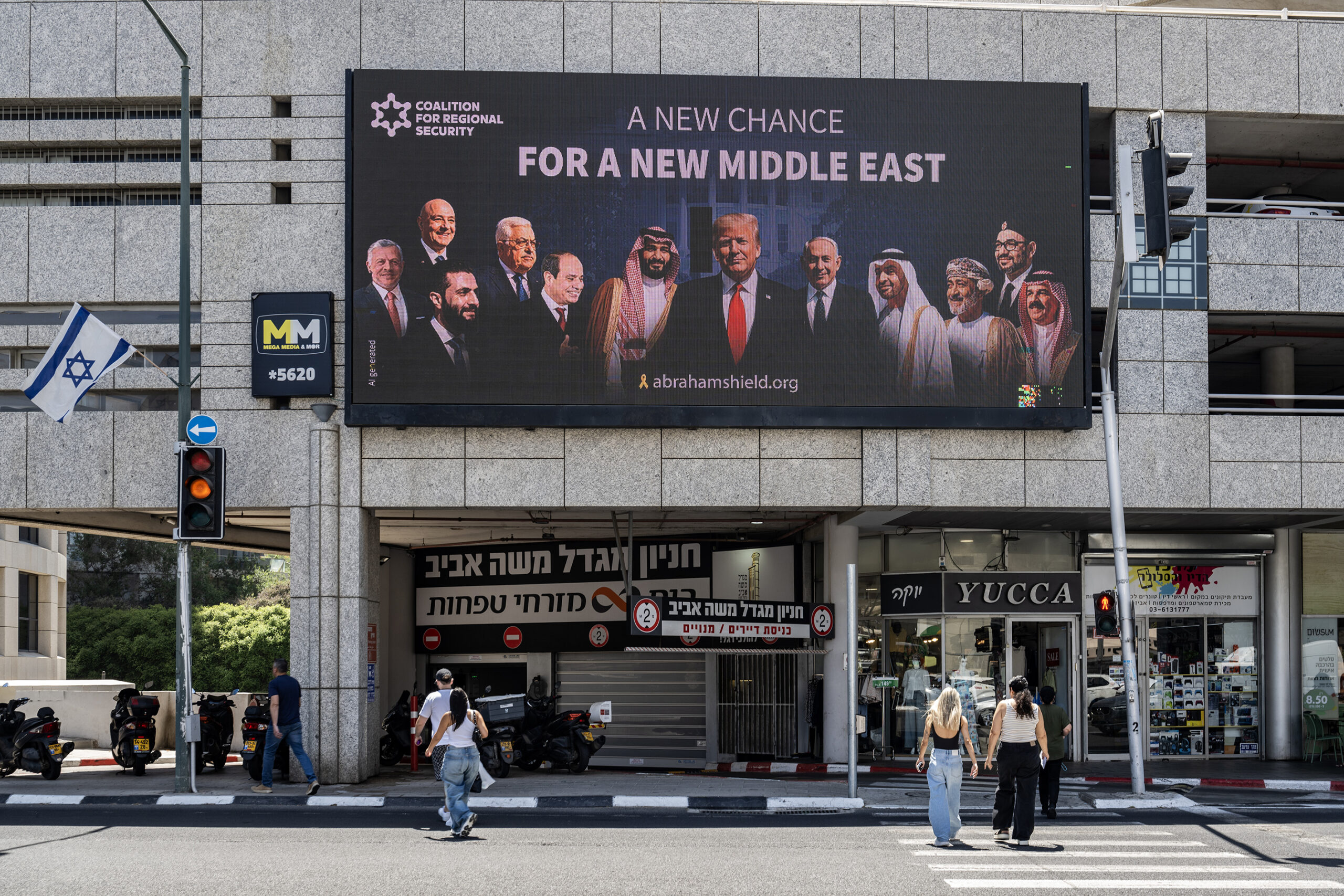 Tel Aviv’de ‘İsrail’in Arap ülkeleriyle normalleşmesini’ talep eden afişler asıldı