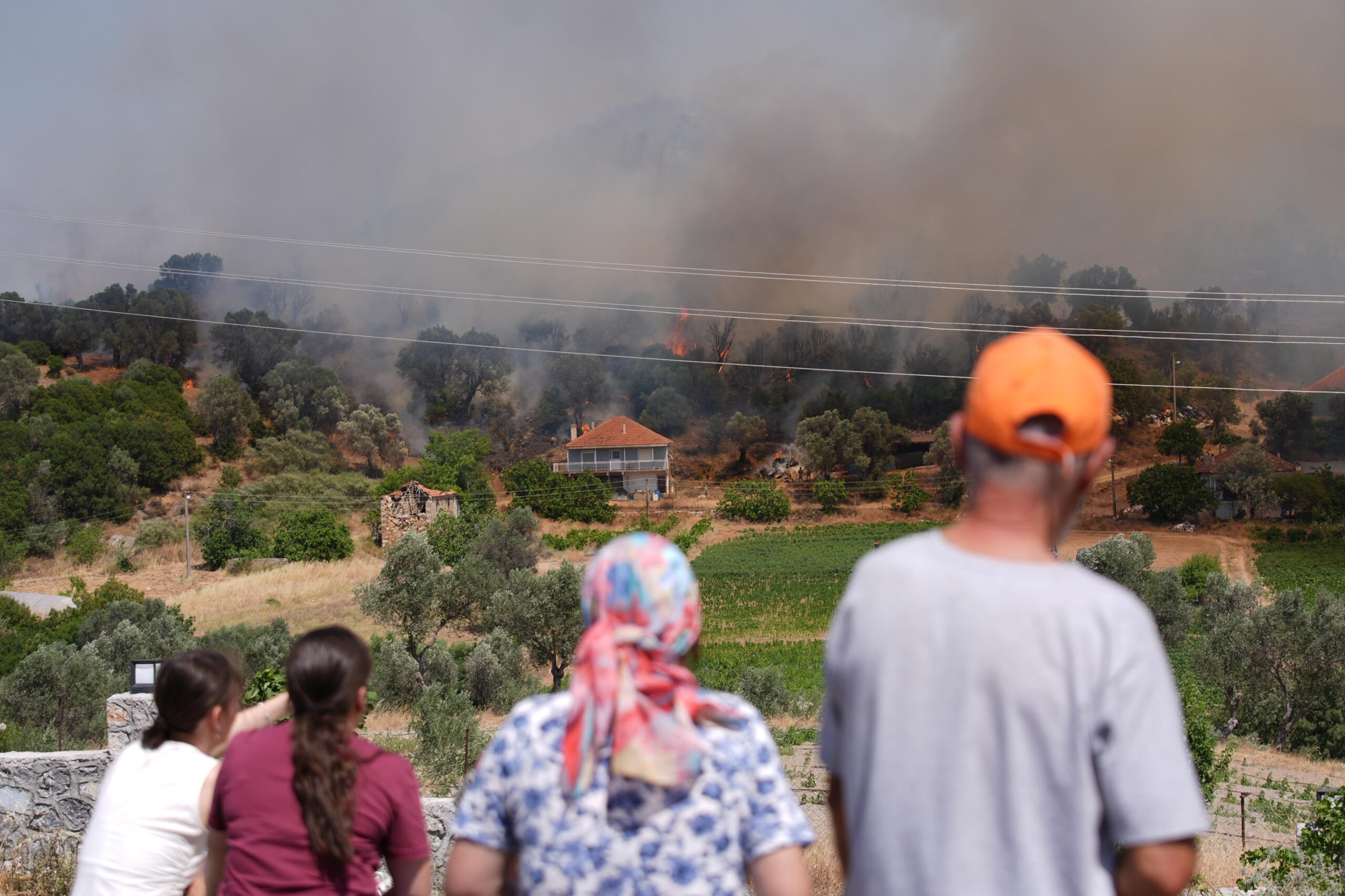İzmir’in iki ilçesinde orman yangını: Alevler evlere yaklaştı