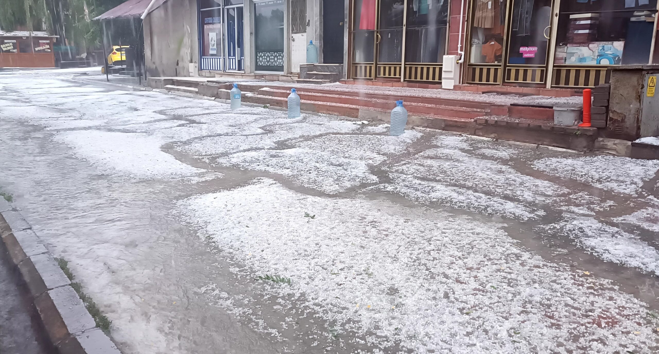 Kars’ta kuvvetli sağanak ve dolu etkili oldu