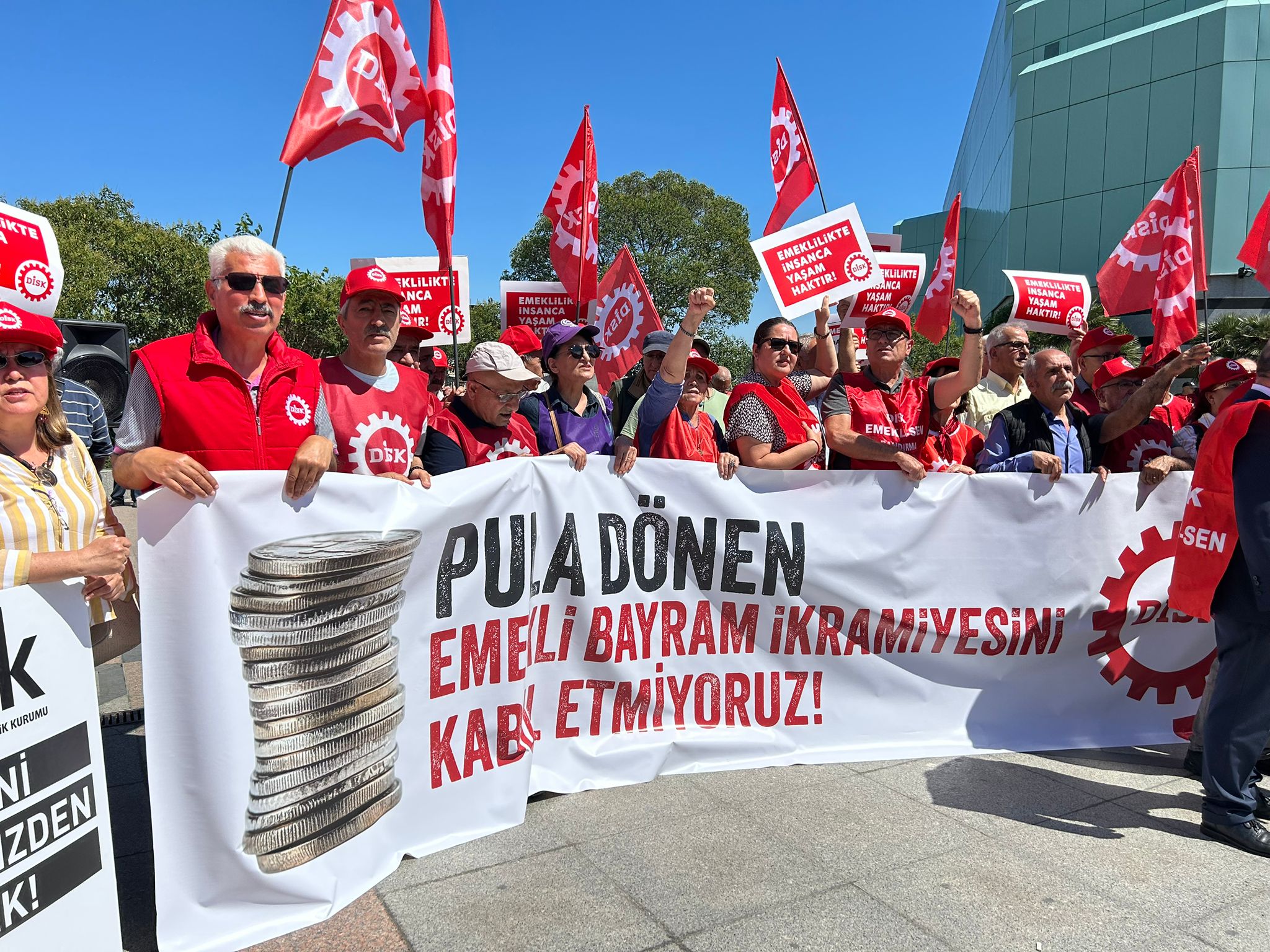 Emekliler: Bayram harçlığı değil, ikramiyemizi istiyoruz