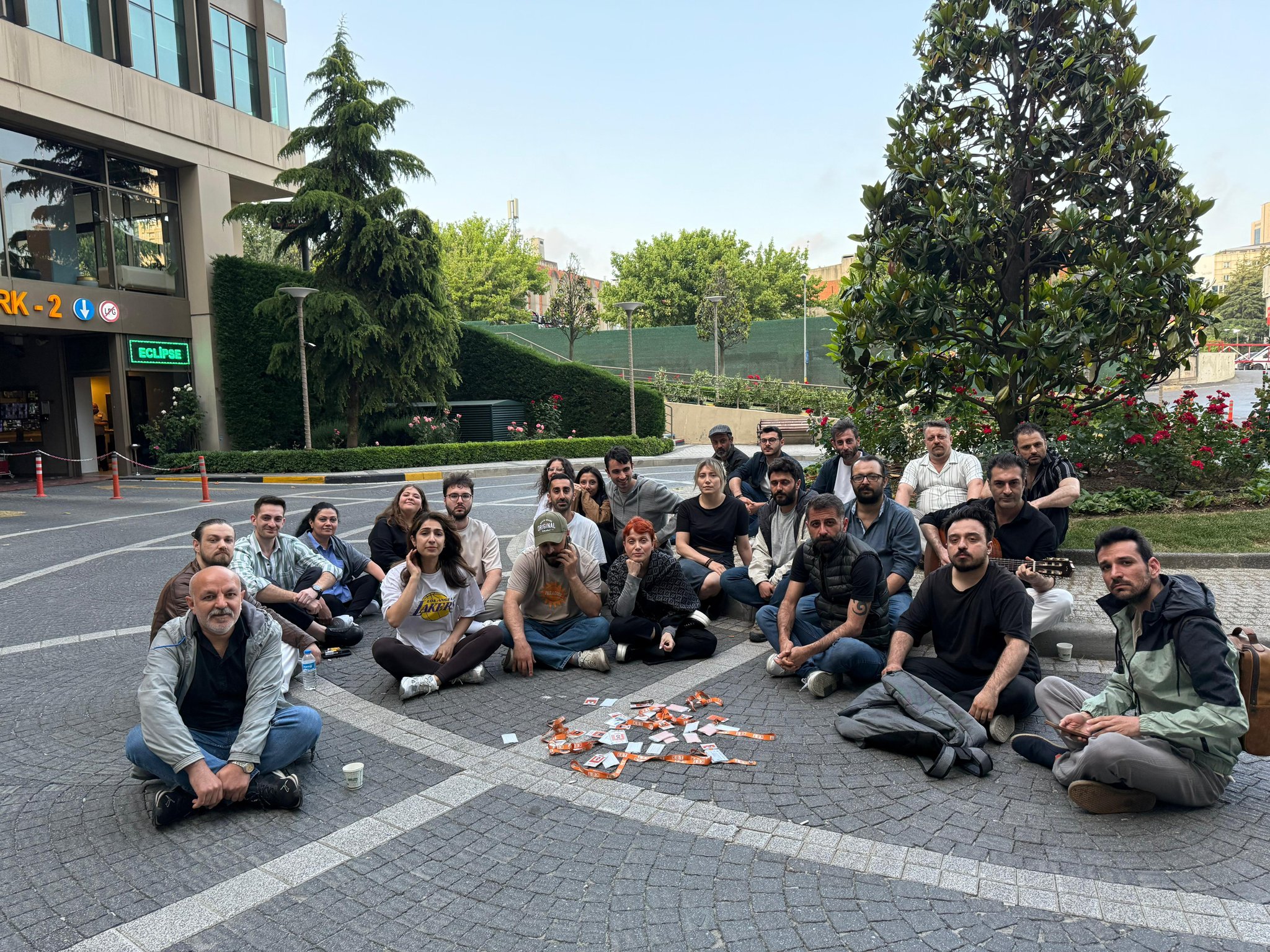 Maaşları ödenmediği için iş bırakan KRT TV çalışanlarından oturma eylemi