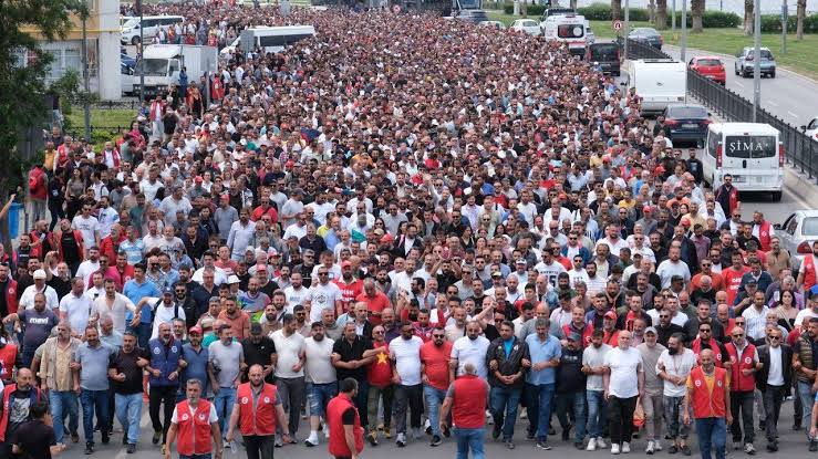 İzmir’de grev: Gece yarısına kadar süren görüşmelerden uzlaşı çıkmadı