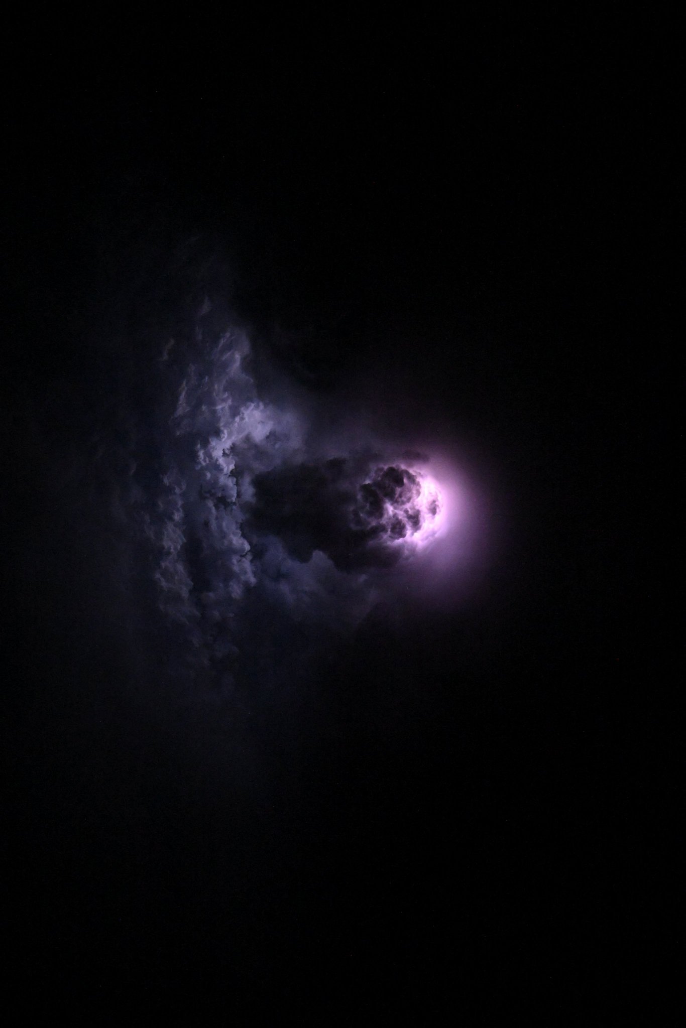 Astronotlar uzaydan görülen şimşeklerin büyüleyici güzelliğini paylaştı