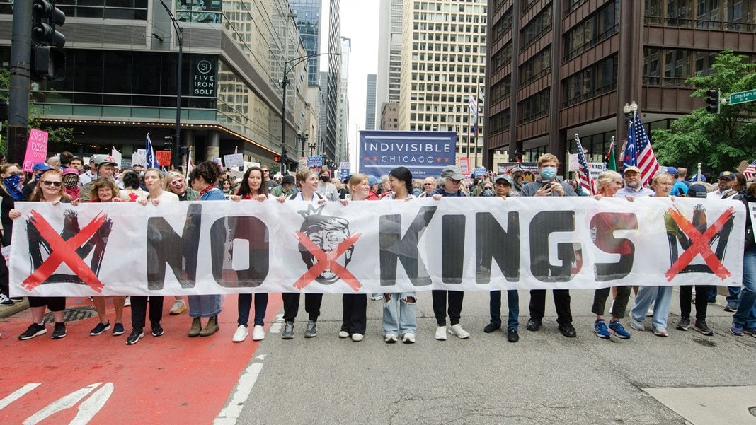 ABD’de milyonlarca kişi ‘Krallara hayır’ diyerek Trump yönetimini protesto etti