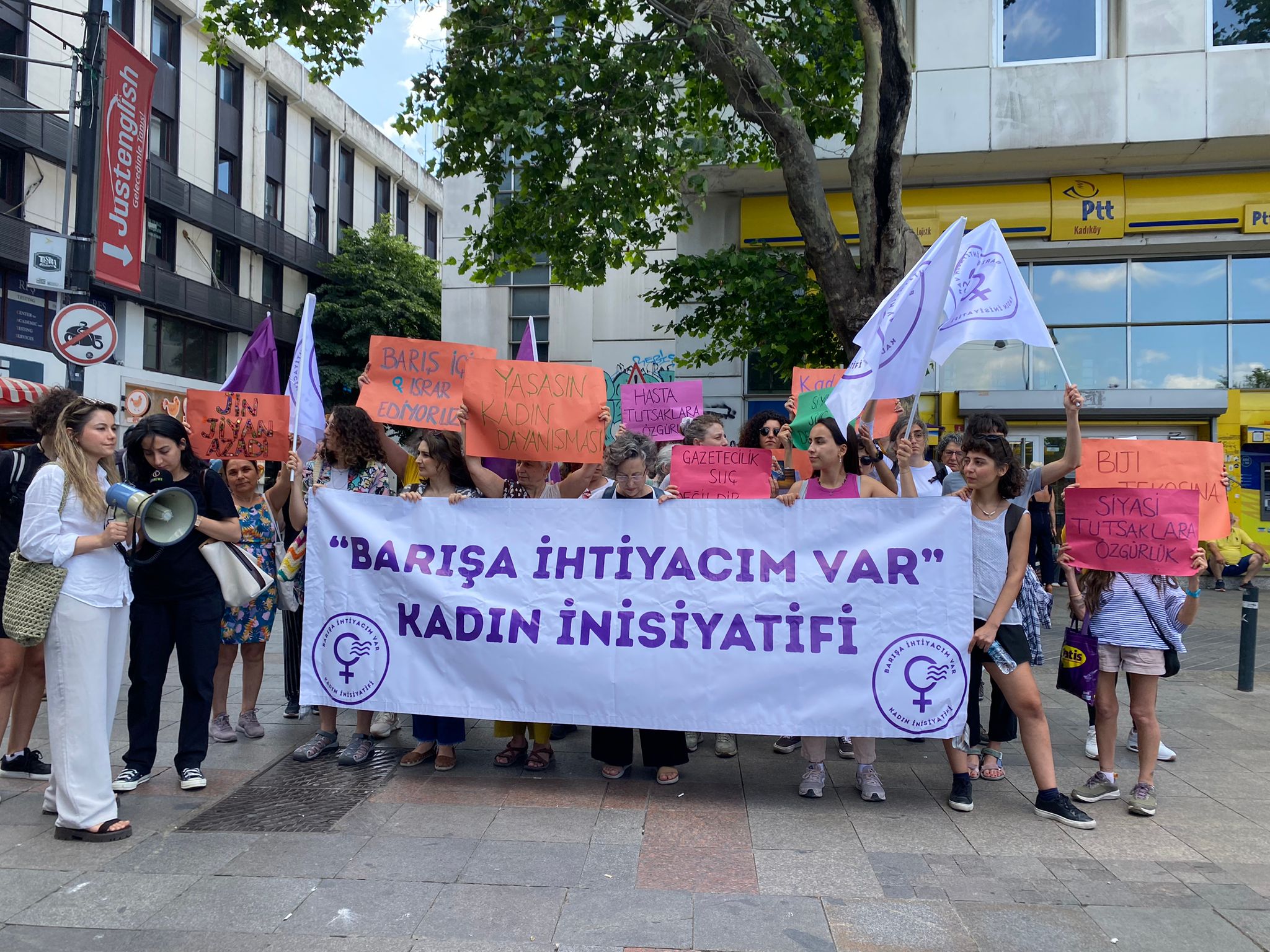 ‘Barışa İhtiyacım Var Kadın İnisiyatifi’ tutuklu kadınlara dayanışma kartı gönderdi