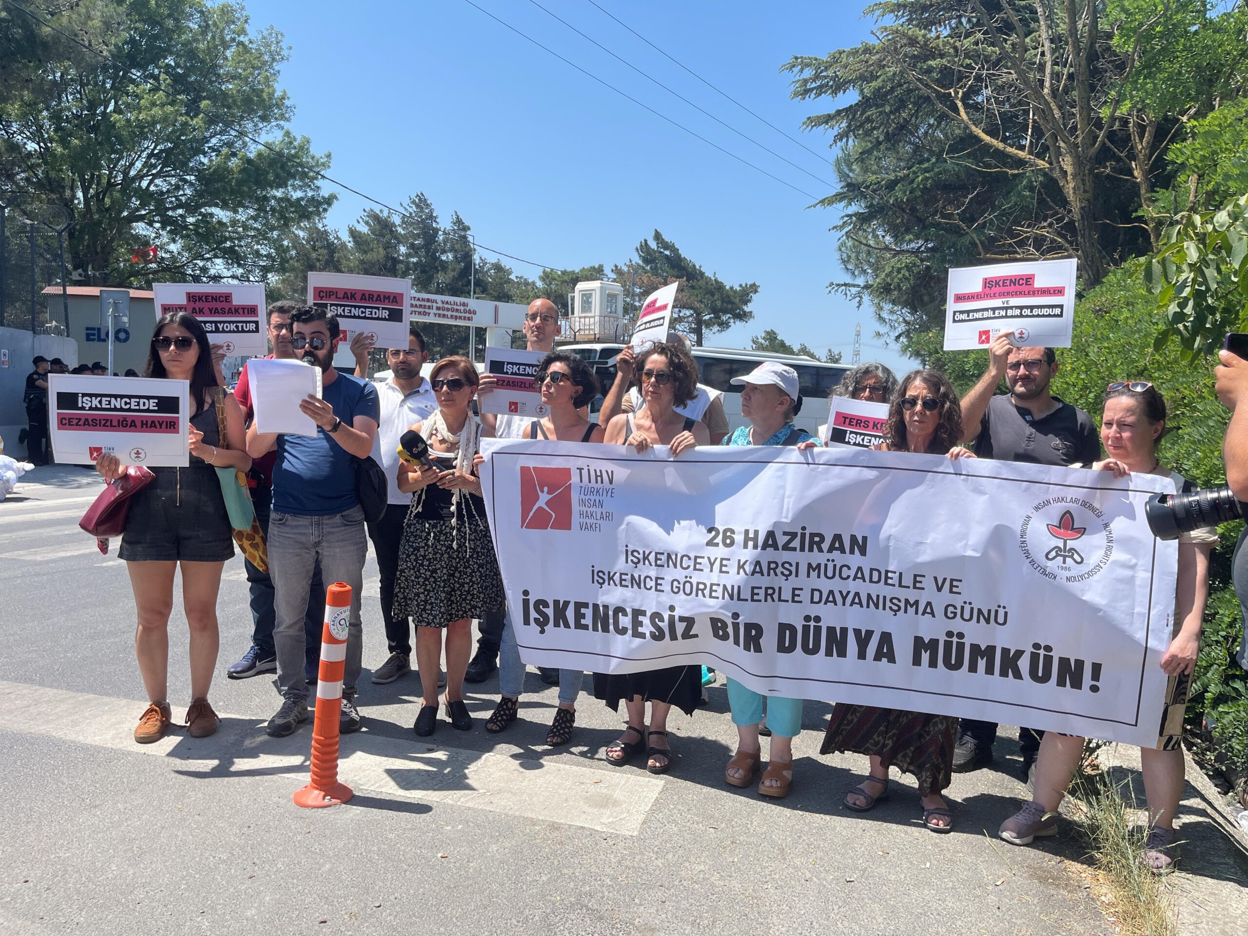 İHD ve TİHV Arnavutköy GGM önünde: Mülteciler yalnız değildir