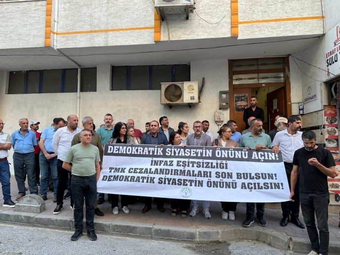 DEM Parti İstanbul ilçelerinde ‘infaz düzenlemesini’ protesto etti