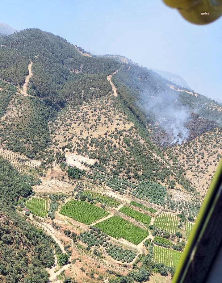 Alaşehir’de ormanlık alanda yangın: 4 uçak, 2 helikopterle müdahale devam ediyor