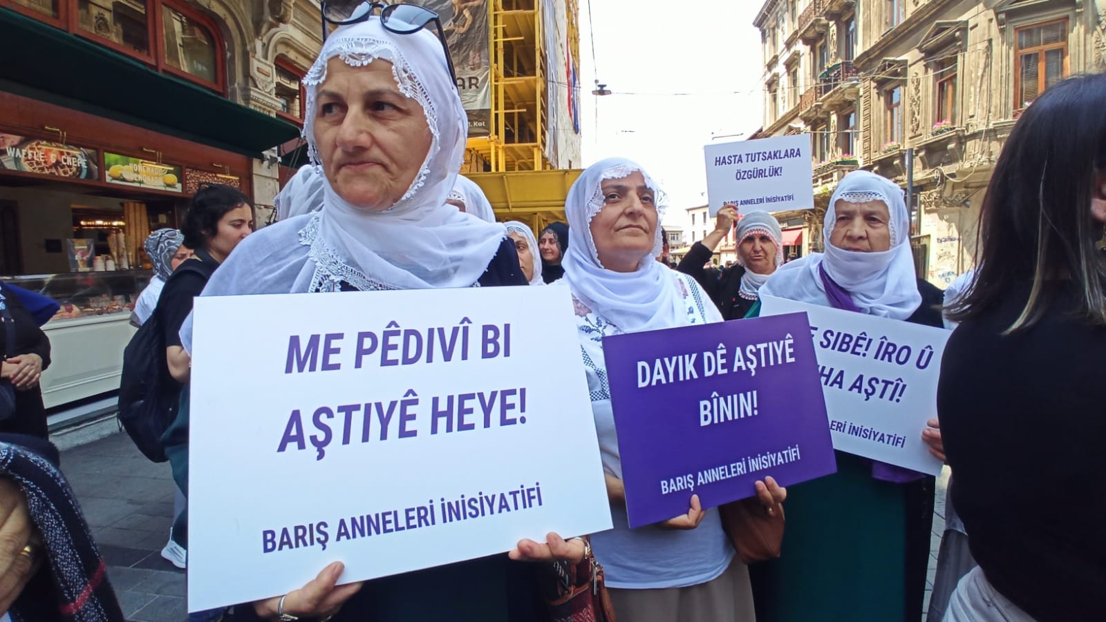 Barış Anneleri’nden İstanbul’da yürüyüş